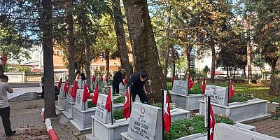 İnegöl Şehitliği Genç Ellerle Temizlendi