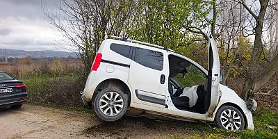 İnegöl’ün Yeniceköy Mahallesi’nde Hafif Ticari Araç Ağaca Çarptı: 4 Yaralı