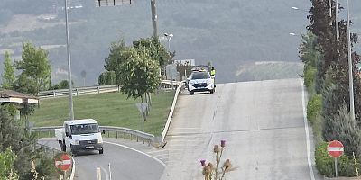 İnegöl Yeniceköy Köprülü Kavşağı’nda Servis Minibüsü Bisikletliyi Sıkıştırdı: 1 Yaralı