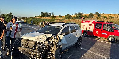 İnegöl–Yenişehir İki Araç Kafa Kafaya Çarpıştı: 3 Yaralı