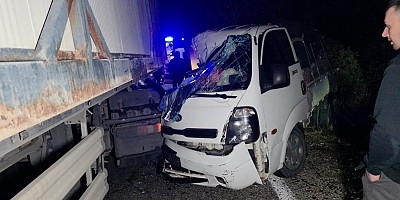 İNEGÖL-YENİŞEHİR YOLUNDA FECİ KAZA! TIR İLE DOMATES YÜKLÜ KAMYONET ÇARPIŞTI: 2 AĞIR YARALI
