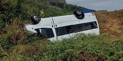 İnegöl-Yenişehir yolunda şarampole devrilen minibüsün sürücüsü yaralandı