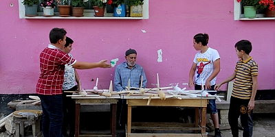 İnegöllü dede çocukları sevindiriyor