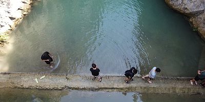 İnegöllüler serinlemek için 'Abadiye Şelalesi'ne koştu