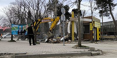 İnegöllülere yıllardır hizmet veren ‘Heykel Taksi Durağı’ yıkıldı