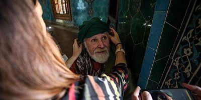İngiliz ressam Lewis'in Yeşil Türbe'deki tablosunu 153 yıl sonra aynı yerde fotoğrafladı