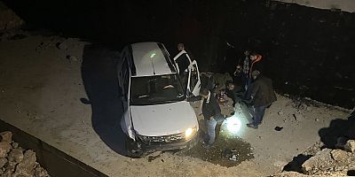 İnşaat alanına düşen otomobilin sürücüsü yaralandı