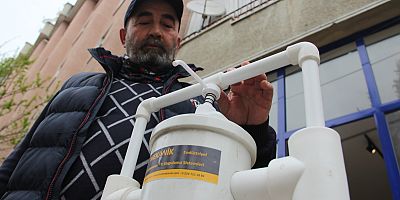 İNSANLAR TEDİRGİN OLUNCA AYAKLI DEZENFEKTAN APARATI YAPTI