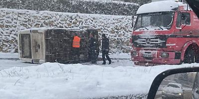 İŞÇİ SERVİSİ DEVRİLDİ 3 İŞÇİ YARALANDI