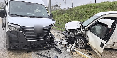 İşçileri taşıyan servis minibüsü ile hafif ticari araç çarpıştı: 13 yaralı