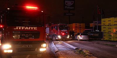 Isı yalıtım malzemeleri bulunan iş yerindeki yangın söndürüldü