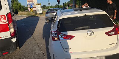 Işıklarda Kaza: Motosiklet Otomobile Çarptı