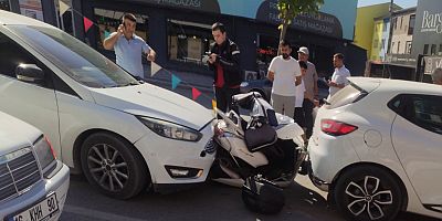 Işıklarda Kaza: Motosiklet Sıkıştı, Maddi Hasar Oluştu