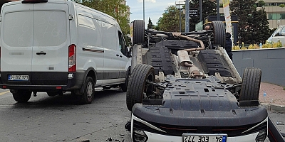 İstanbul Bahçelievler’de minibüsün çarptığı otomobil ters döndü: 2 yaralı