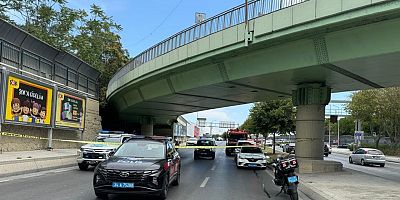 İstanbul-Bakırköy'de üst geçide çarpan tır devrildi