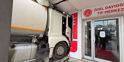 İstanbul Başakşehir'de tıp merkezinin bulunduğu binaya tanker çarptı