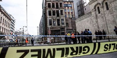 İSTANBUL - Beyoğlu'nda metruk binanın çökme riski nedeniyle çevrede güvenlik önlemi alındı