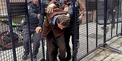 İstanbul Beyoğlu'nda polise bıçakla saldıran şüpheli adliyeye sevk edildi