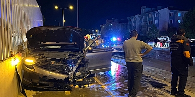 İstanbul’da Başakşehir'de iki araç kafa kafaya çarpıştı: 5 yaralı