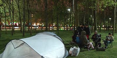 İstanbul’da deprem sonrası 2. gecede de vatandaşlar çadırda kalmaya devam ediyor