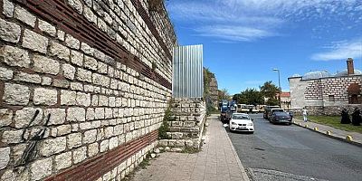 İstanbul’da Edirnekapı surlarına çıkan merdivenlere demir bariyerli önlem