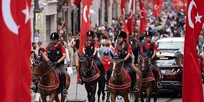 İstanbul'da görev yapan atlı polisler yerli ve yabancı turistlerin gözdesi oldu