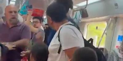 İstanbul’da Marmaray’da çocuklarının yanında babaya yumruk