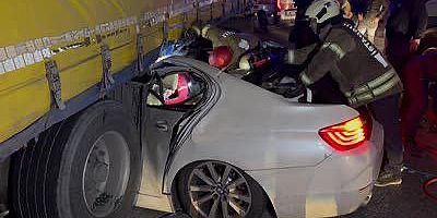 İstanbul Esenyurt'ta tırın altına giren otomobilin sürücüsü yaralandı