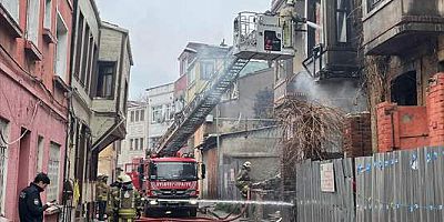 İstanbul Fatih'te metruk binada çıkan yangın söndürüldü