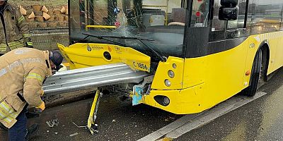 İstanbul Kadıköy'de İETT otobüsü bariyere saplandı