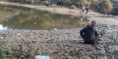 İstanbul Sancaktepe'de balık tutmak için gittiği gölette çamura saplanan genç kurtarıldı