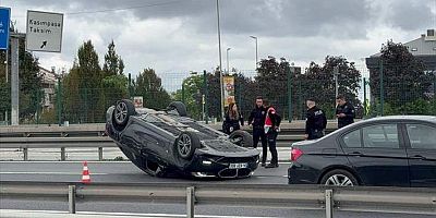 İstanbul Şişli'de bariyerlere çarpan otomobilin sürücüsü yaralandı