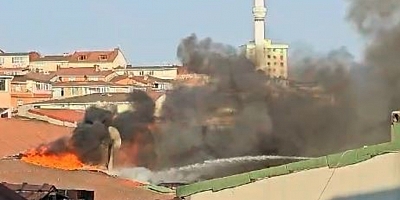 İstanbul Sultangazi’de 4 katlı binanın çatısında yangın çıktı, alevler yan binalara sıçradı