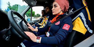 İstanbul'un kadın ambulans şoförleri hayat kurtarmak için zamanla yarışıyor