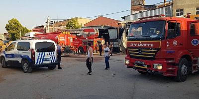 İTFAİYE EKİPLERİ DEMİR KAPIYI KIRARAK İÇERİ GİRDİLER