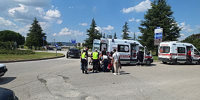 İtfaiye Kavşağı’nda Otomobil ile Motosiklet Çarpıştı: 2 Kadın Yaralandı