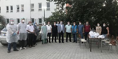 İYİ parti den sağlık çalışanlara akşam yemeği ikram etti