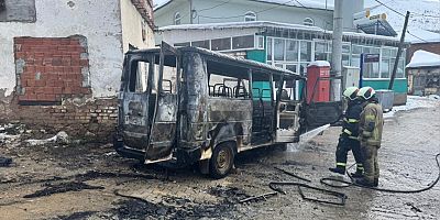İznik'te park halindeki minibüs alev alev yandı