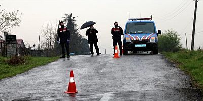 Jandarma yolu kayalarla kapattı