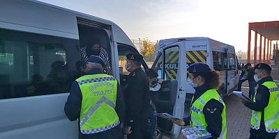 Jandarma önce servisleri denetledi,  sonra öğrencilere boyama kitabı hediye etti