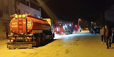 KAĞIT DEPOSUNA ÇIKAN YANGIN EVE SIÇRADI