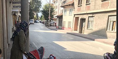 KALDIRIM ORTASINDAKİ DİREKLER TEPKİ ÇEKİYOR