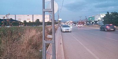 Kaldırım üzerinde tabela elektrik direği 