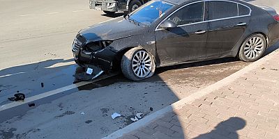 Kaldırıma çarpan otomobildeki 1 kişi yaralandı 