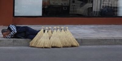 Kaldırımdaki Süpürge Satıcısı Duygulandırdı