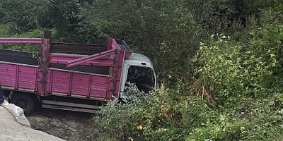 KAMYON ŞARAMPOLE UÇTU