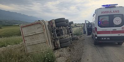 Kamyon Toprak Yolda Devrildi: Sürücü Yaralandı