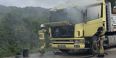 kamyon yürür haldeyken alev aldı.