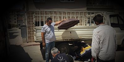 Kamyonet ile çarpışan şarjlı motosiklet sürücüsünün yaralandığı an kamerada