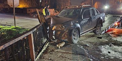 Kamyonet ile hafif ticari araç kafa kafaya çarpıştı: 3 yaralı